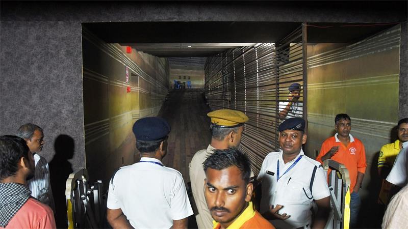 Berichte: 17 Tote bei Massenpanik in Indien Das Unglück ereignete sich den Berichten zufolge an einem Ausgang eines für das Fest aufgebauten Pavillons.