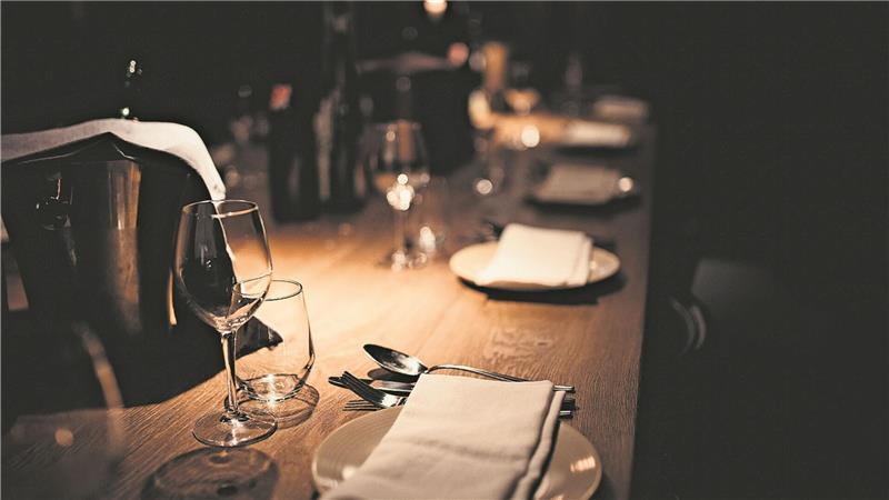 „Dinner im Dunkeln“: Das etwas andere Abendessen in Bremen Das Universum in Bremen bietet regelmäßig das Dinner im Dunkeln an. (Symbolbild)