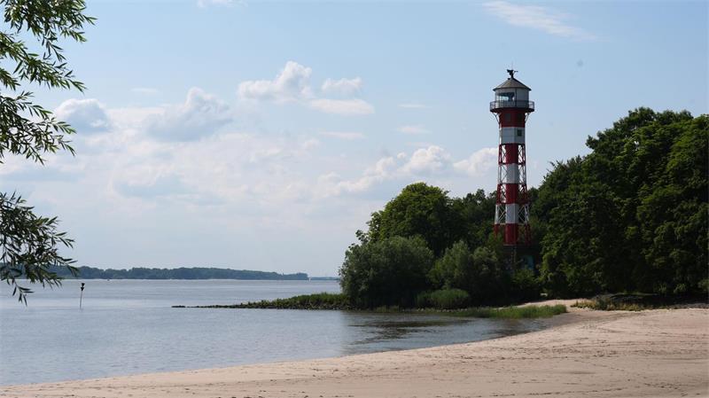 Hamburgs Leuchttürme – vom Kleinsten bis zum Ältesten Das Unterfeuer Wittenbergen ist rund 30 Meter hoch.