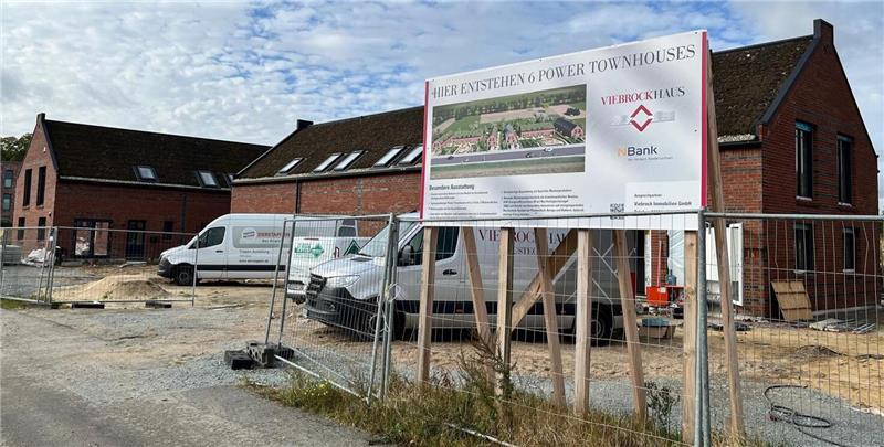 Neuer Wohnraum und freie Flächen: Das ist der Stand im Baugebiet Giselbertstraße Das Unternehmen Viebrockhaus aus Harsefeld baut sechs sogenannte Powertown Houses im Baugebiet Giselbertstraße in Buxtehude.