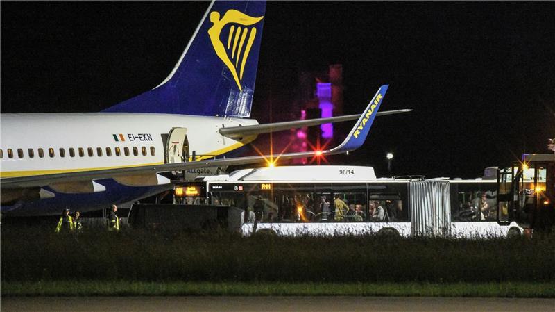 Unwetter: Verletzte im Flugzeug - Schäden im Süden Das Unwetter über Süddeutschland zwang eine Ryanair-Maschine zum außerplanmäßigen Stopp.