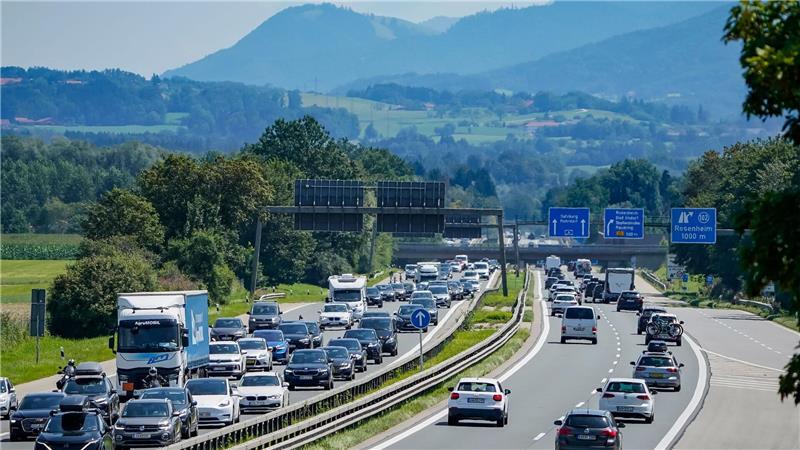 Zum Ferienende nochmals Staugefahr auf den Autobahnen Das Urlaubsende lässt die Staugefahr wieder einmal steigen. Ganz schlimm werde es aber nicht, glaubt der ADAC. (Archivbild)