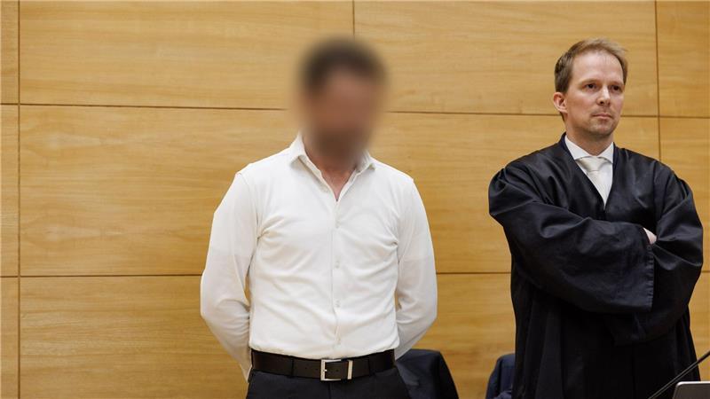 Das Urteil nach Schüssen auf ehemaligen Boxprofi in Bielefeld ist rechtskräftig. Der zu diesem Zeitpunkt Angeklagte (l.) stand zum Prozessauftakt neben seinem Verteidiger Tobias Diedrich. 