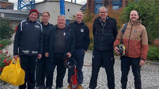 Das VSV-Team um Lauftrainer Matthias Burfeind (links) vor der Einfahrt in den Stollen.