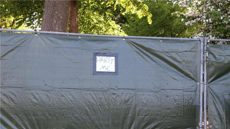 Das Veranstaltungsgelände, auf dem der Rockerclub "Bandidos" nach eigenen Angaben ein Vereinsheim eröffnet hat, war mit abgehängten Bauzäunen verbarrikadiert. 