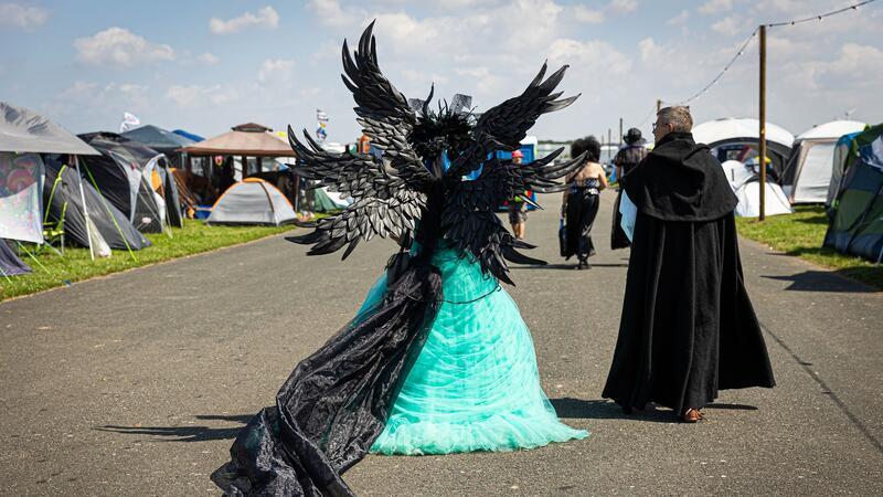 Zehntausende Gothic-Fans feiern beim M’era Luna-Festival Das Veranstaltungsgelände ist ein Flugplatz.