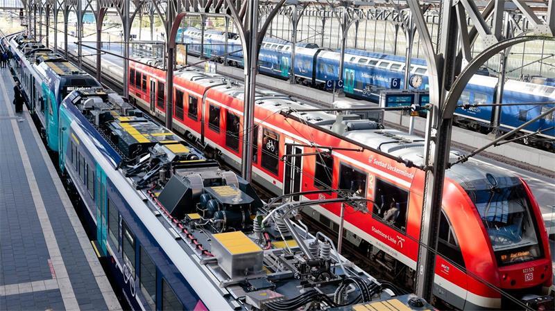 Das Verbot wird laut Deutscher Bahn am Kieler Hauptbahnhof - zunächst mit Augenmaß - von der DB Sicherheit umgesetzt. (Archivbild)
