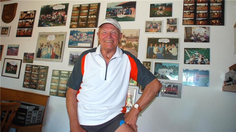 Das Vereinshaus wurde unter der Regie von Jürgen Thevagt in Eigenleistung der Mitglieder gebaut - etliche Fotos erinnern an sportliche Erfolge und gesellige Anlässe.
