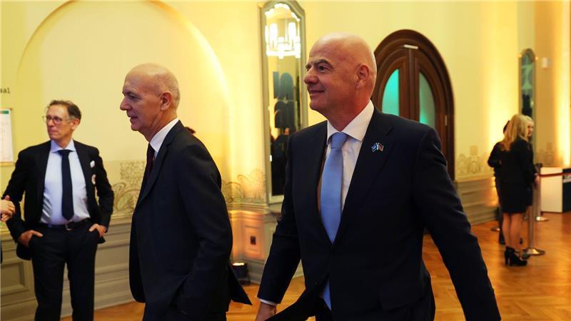 Das Verhältnis des DFB mit Bernd Neuendorf (l) zur FIFA und Gianni Infantino hat sich inzwischen entspannt. (Archivbild)