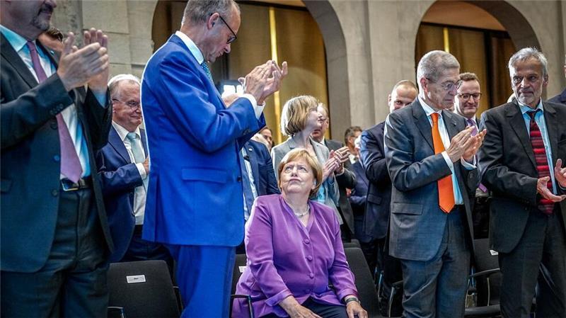 Das Verhältnis von Merkel und Merz gilt als belastet. (Archivbild)