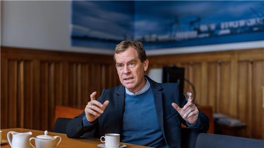 Das Verhältnis zwischen Politik und Gesellschaft hat sich laut Ulf Kämpfer in den letzten Jahren spürbar gewandelt. (Archivbild)