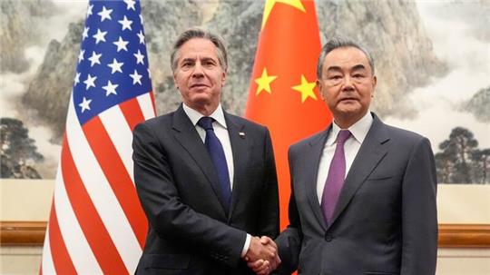 Das Verhältnis zwischen den USA und China ist angespannt. Das zeigte nun auch das Treffen von US-Außenminister Antony Blinken (l) und Chinas Außenminister Wang Yi.