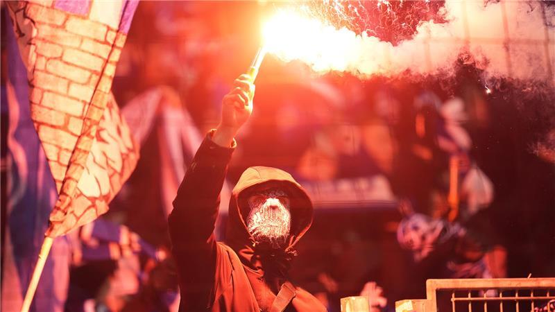 Das Verhalten ihrer Fans wird für den FC St. Pauli und den HSV teuer. (Archivbild)