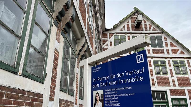 Bekanntes Fachwerk-Ensemble in Jork steht zum Verkauf Das Verkaufsschild steht vor dem Baudenkmal.