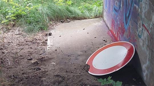 Das Verkehrsschild wurde durch den Aufprall zur Seite geschleudert.