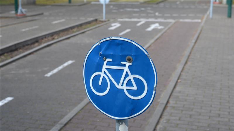 Streitpunkt Verkehrsregeln: Leser fragen - Polizei Stade antwortet Das Verkehrszeichen 237 weist darauf hin, dass die Fahrradfahrer den Radweg benutzen müssen.