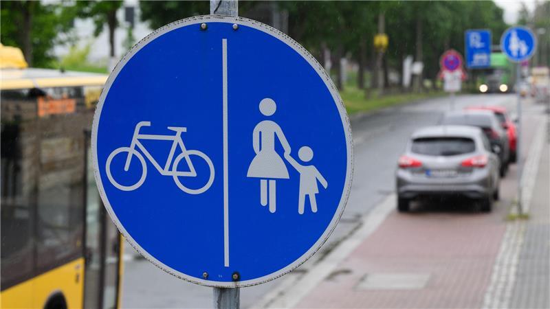 Streitpunkt Verkehrsregeln: Leser fragen - Polizei Stade antwortet Das Verkehrszeichen 241 weist auf einen getrennten Fuß- und Radweg auf dem Bürgersteig hin. Hier ist die Straße für Fahrradfahrer ebenfalls tabu.