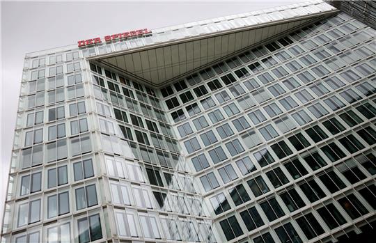 Das Verlagsgebäude des Spiegel-Verlags mit dem Schriftzug „Der Spiegel“ an der Ericusspitze am Rande der Hafencity.  Foto: Christian Charisius/dpa