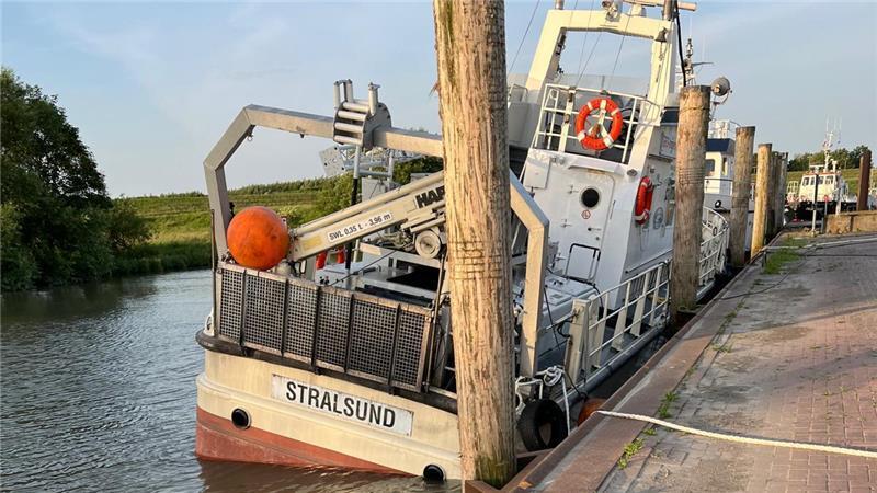 Das Vermessungsschiff „MV GEO STRALSUND“ liegt in Stadersand, nahe der Schwingemündung, in Schieflage.