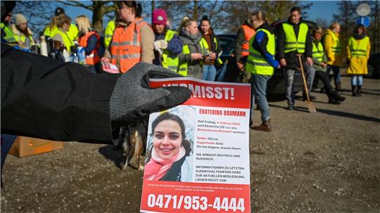 Das Vermissten-Flugblatt vom Februar zeigt Ekaterina B. mit einer weißen Jacke, die die Polizei später am Arbeitsplatz ihrer Schwiegermutter aus einem Müllcontainer zog. Foto: Scheschonka