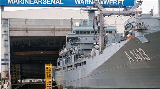 Das Versorgungsschiff der Deutschen Marine, die „Bonn“, liegt im Dock vom Marinearsenal Warnowwerft in Warnemünde.