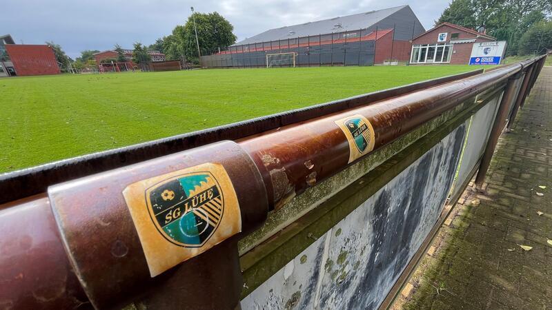 Das Verwaltungsgericht Stade sagt, dass die Nutzung des Sportplatzes in Steinkirchen durch Sportvereine wie die SG Lühe vorerst illegal wäre.