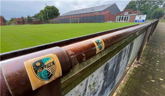 Das Verwaltungsgericht Stade sagt, dass die Nutzung des Sportplatzes in Steinkirchen durch Sportvereine wie die SG Lühe vorerst illegal wäre.