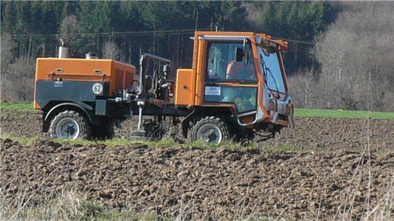Messung aus der Luft und im Feld - aber keine Endlagersuche nahe Harsefeld Das Vibrationsfahrzeug erzeugt seismische Wellen.