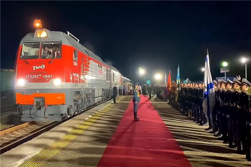 Medien zeigen Video von Kims Ankunft in Russland Das Videostandbild, das der Gouverneur der russischen Region Primorje auf seinem Telegramm-Kanal veröffentlicht hat, zeigt den Zug, in dem Kim Jong Un unterwegs sein soll, in der grenznahen Stadt Chassan.