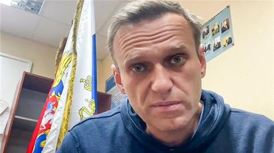 Das Videostandbild des Youtube-Kananals „Navalny Life“ zeigt den Kremlkritiker Alexej Nawalny im Januar 2021 in einer Polizeistation in Chimki im Moskauer Gebiet.