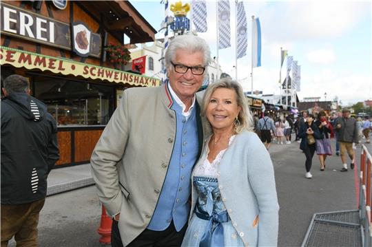 Das Volksmusik-Duo Marianne und Michael, hier beim Münchner Oktoberfest, erzählt exklusiv über das Ende seiner Karriere Foto: Felix Hörhager/dpa