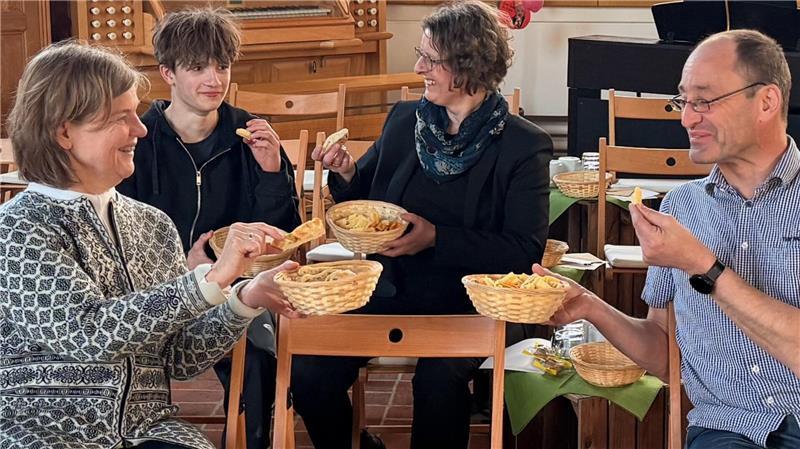 Das Vorbereitungsteam des Filmgottesdienstes testet beim Aufbau die selbst gebackenen Linsenchips.