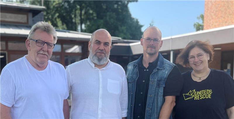 Ungewöhnliches Bündnis: Was Christen und Moslems in Buxtehude vorhaben Das Vorbereitungsteam von St. Paulus und der Islamischen Gemeinde: Michael Stukenbrock, Erkan Dündar, Stephan Jannasch und Anja Stukenbrock.