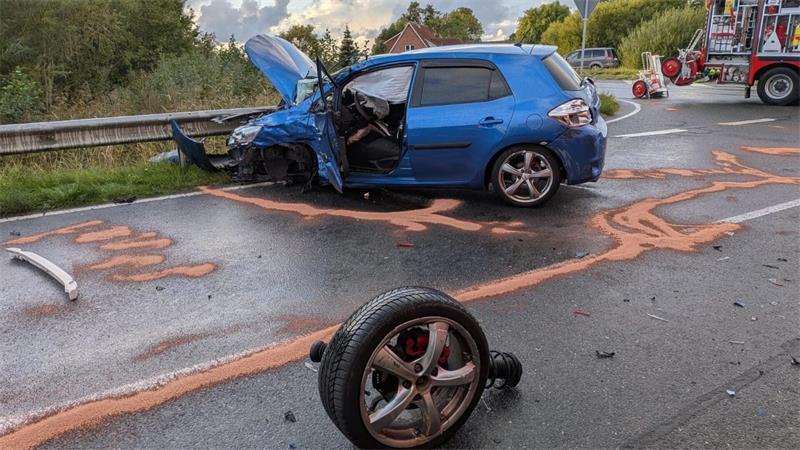Das Vorderrad reißt inklusive Radaufhängung vom Fahrzeug ab und bleibt auf der Fahrbahn liegen.