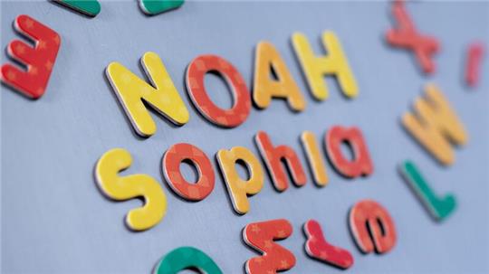 Das Vornamenduo Sophia und Sophie sowie Noah führen die Liste der beliebtesten Vornamen 2023 an.