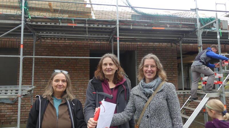 Das Vorstands-Trio des Schulträgervereins (von links): Manuela Mahlke-Göhring, Annemarie Scherb und Dörte Hahn beim Richtfest. Von Bürgermeister Bernd Reimers gab‘s den Hammer mit Gutschein.