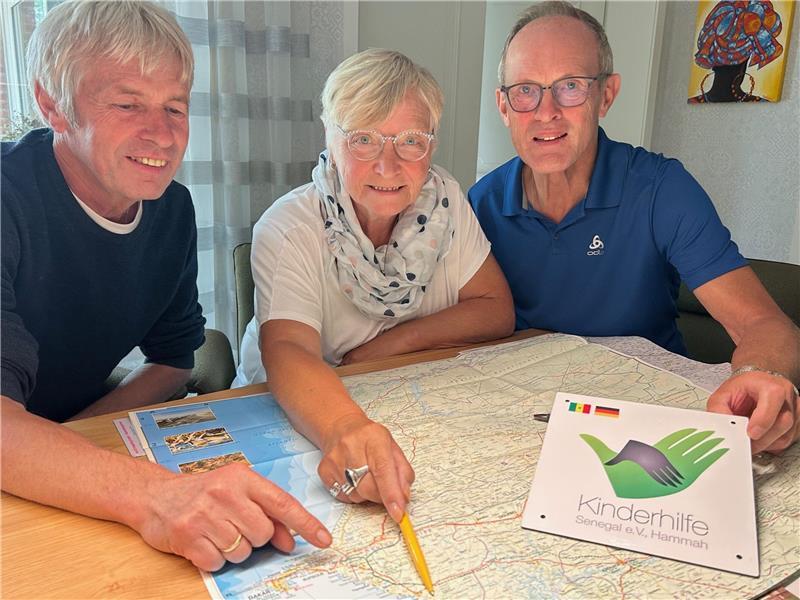 Das Vorstandsteam der Kinderhilfe Senegal fühlt sich mit den Menschen im Senegal verbunden: Raimund Grosser (links), Angelika Loock und Günther Heitmann aus Hammah.