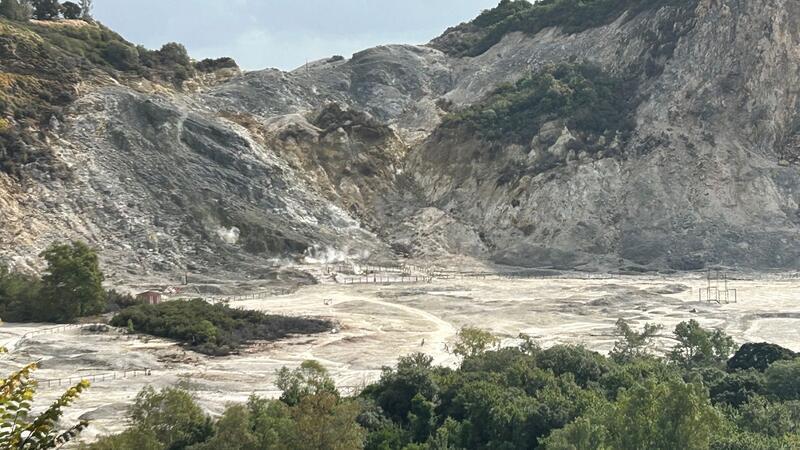 Erdbeben der Stärke 3,7 bei Neapel - Sorge unter Anwohnern Das Vulkanfeld Solfatara im Westen der italienischen Millionenmetropole Neapel wird immer wieder von Erdbeben erschüttert.