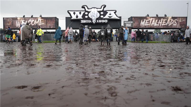 Das Wacken Open Air wird von zahlreichen Regenfällen begleitet. 