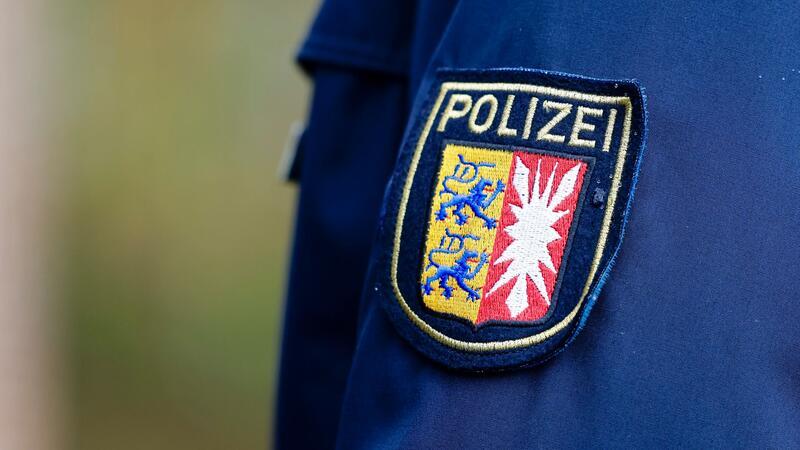 Das Wappen der Polizei Schleswig-Holstein ist auf eine Jacke genäht.