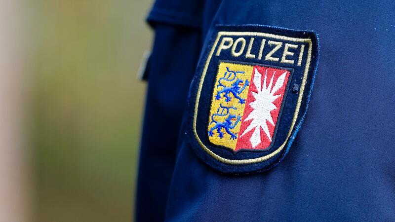 Das Wappen der Polizei Schleswig-Holstein ist auf eine Jacke genäht.