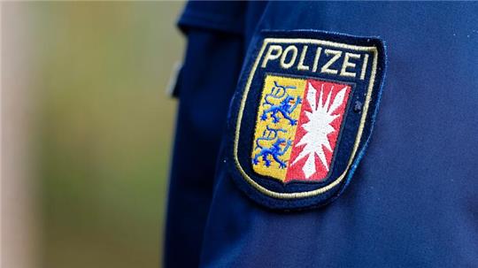 Das Wappen der Polizei Schleswig-Holstein ist auf eine Jacke genäht.