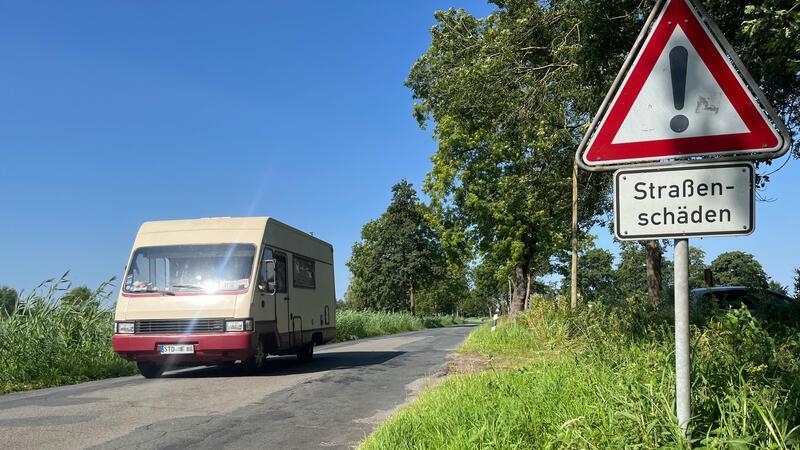 Jetzt ist es offiziell: Die Kreisstraßen werden immer schlechter Das Warnschild steht dort völlig zu recht. Die Kreisstraße K 40, die Rübker Straße, ist in einem schlechten Zustand. Hier läuft die Sanierung gerade.