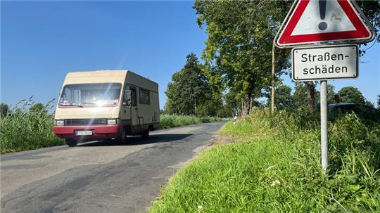 Das Warnschild steht dort völlig zu recht. Die Rübker Straße ist in einem schlechten Zustand.