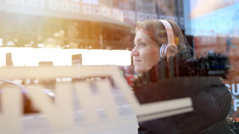 Das Warten auf einen verspäteten Bus lässt sich etwa überbrücken mit dem Hören eines Podcasts, den man zuvor auf seinem Handy im Ordner «Wartemomente» gespeichert hat.