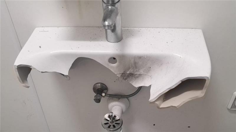 Das Waschbecken der Toilettenanlage auf der Erleninsel wurde von Unbekannten zertrümmert.