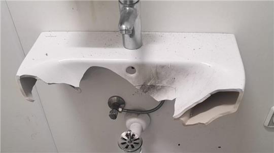 Das Waschbecken der Toilettenanlage auf der Erleninsel wurde von Unbekannten zertrümmert.