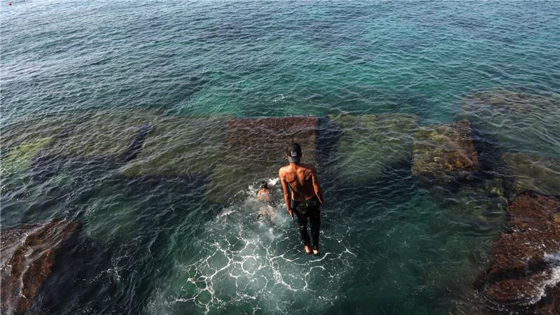 Teure Eintrittspreise: Im Libanon sind Strandbesuche Luxus Das Wasser an den wenigen öffentlichen Badestellen gilt als hoch verschmutzt und zum Teil gesundheitsgefährdend.