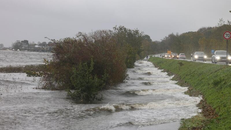 Das Wasser aus der Schlei überschwemmt einen Fahrradweg.