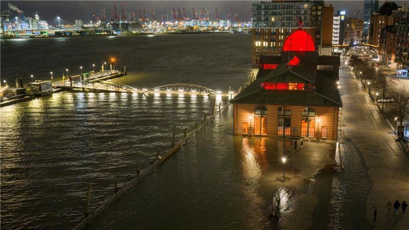 Das Wasser der Elbe drückt bei Hochwasser und einer Sturmflut auf den Hamburger Fischmarkt (Aufnahme mit einer Drohne). 